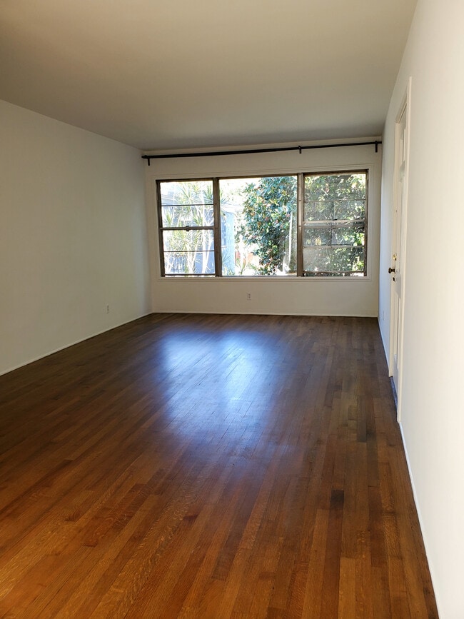 Building Photo - 2505 N Beachwood Dr