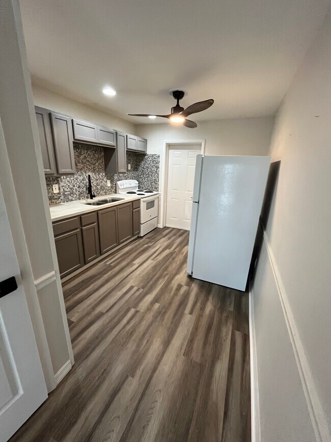 Cocina - 6950 Rosemont Dr