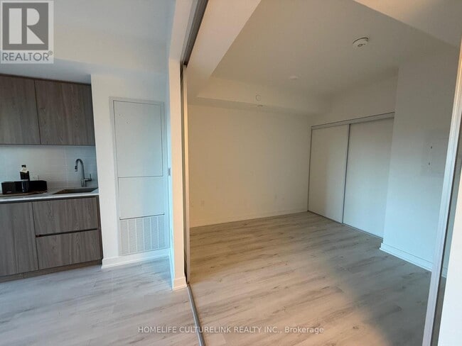 Photo du bâtiment - 110 Broadway Ave