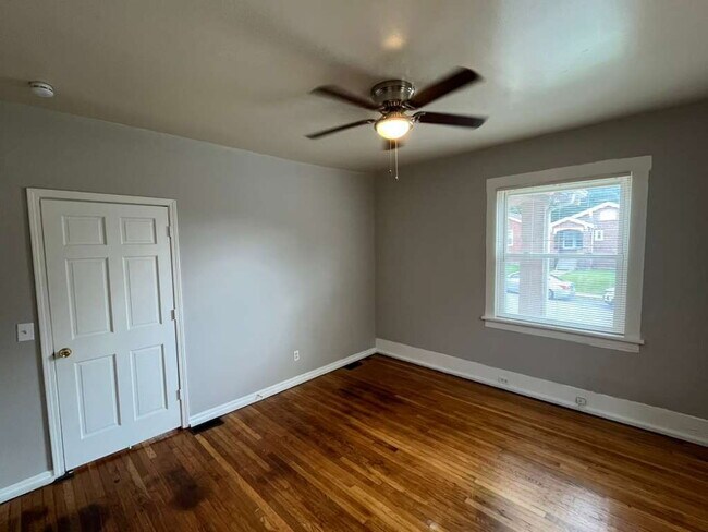 Foto del edificio - "Charming 2-Bedroom Retreat with Wood Floors with Basement!"