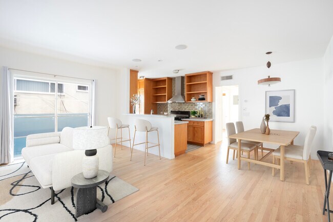 Foto del edificio - 1220 N. Formosa Ave