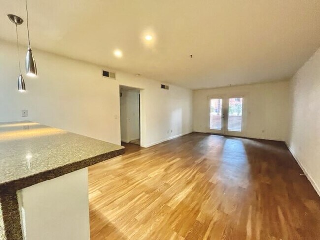 Foto del edificio - 4704 E Paradise Village Pkwy N
