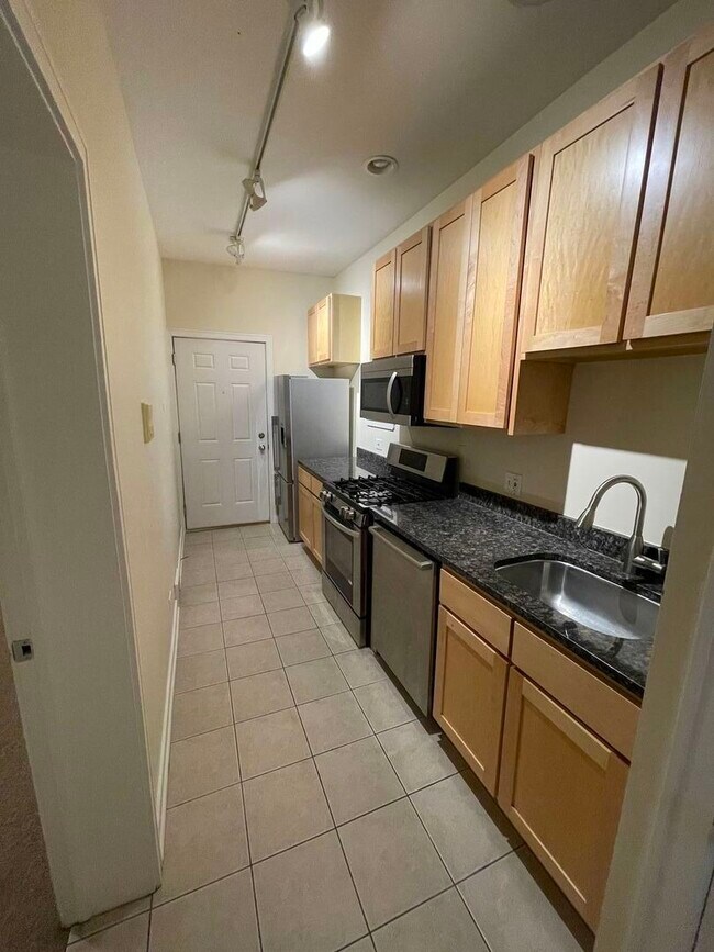 Foto del edificio - 2143 N Western Ave
