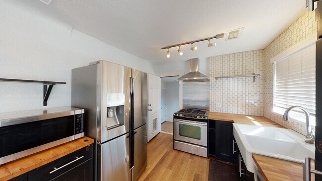 Foto del edificio - Bright & beautiful South Park Hill duplex property with large fenced shared yard