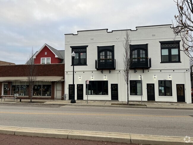 Building Photo - 714 N Main St