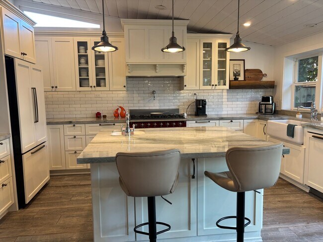 Building Photo - 2 Bed/2 Bath Oceanside Charmer!