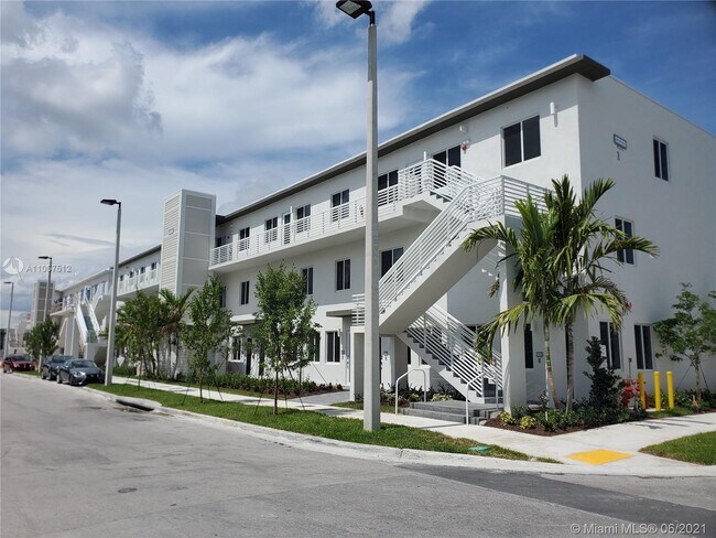 Building Photo - 6425 NW 103rd Pl