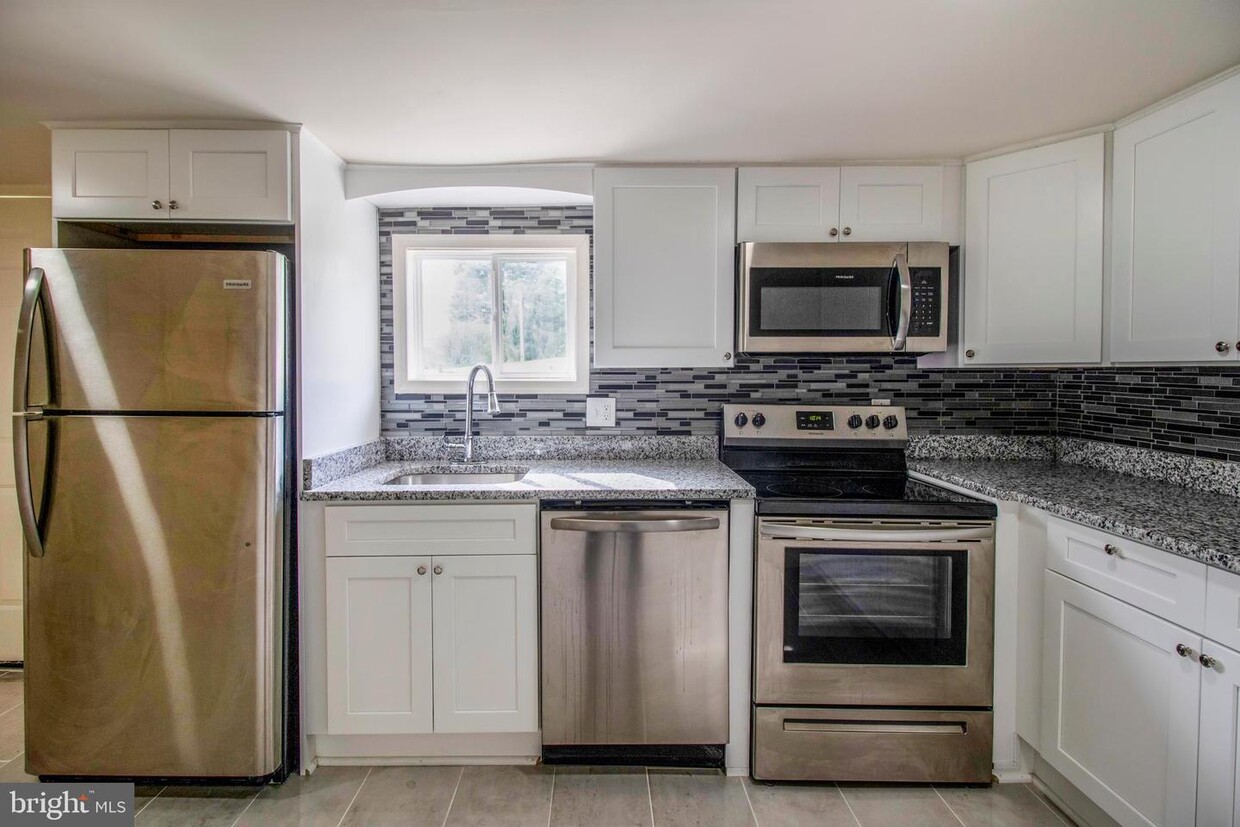 Primary Photo - 11904 Robinwood Dr