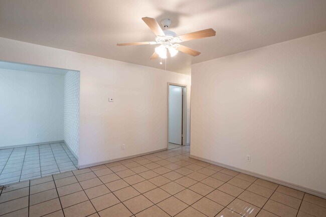 Building Photo - 3 Bed / 1.5 Bath in Collinsville!