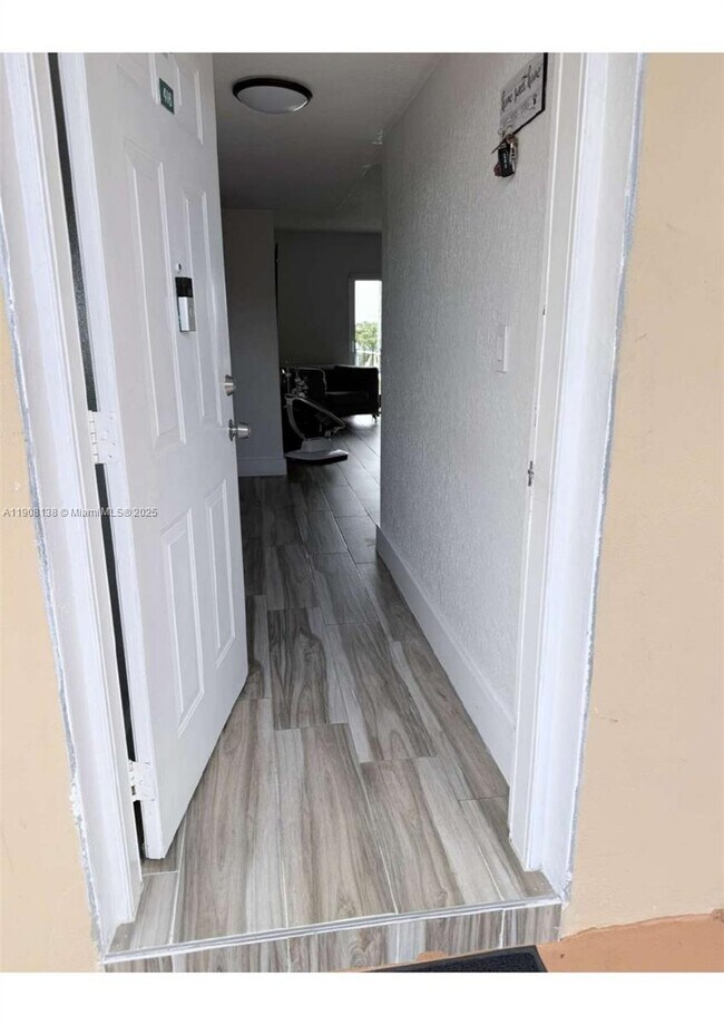 Foto del edificio - 6780 W 2nd Ct