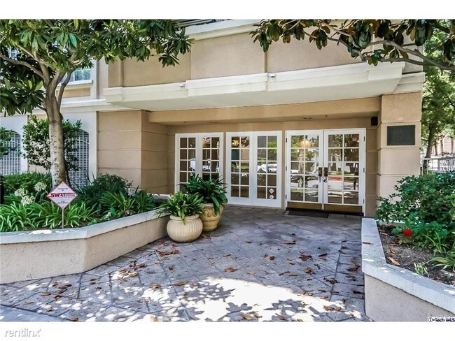 Building Photo - 125 S Oakhurst Dr