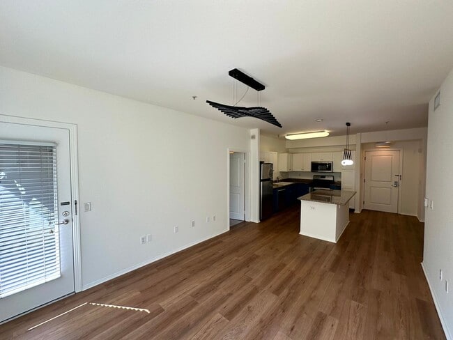 Foto del edificio - Gorgeous Spacious 2 Bedroom - 2 bath Condo with parking in Little Tokyo