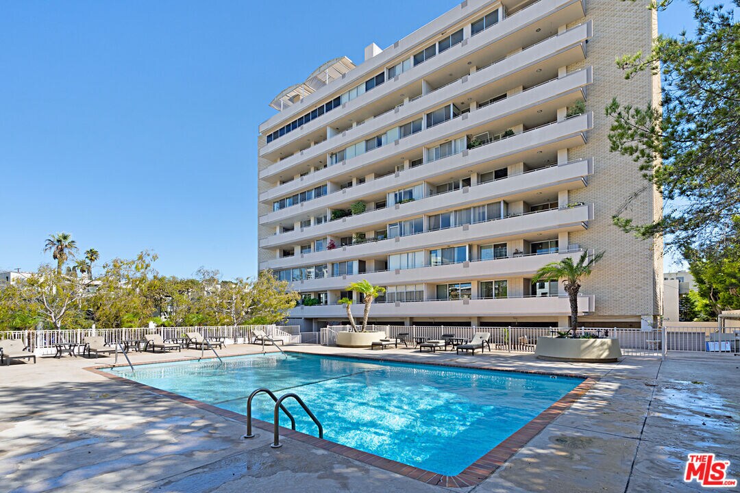 Foto principal - 1333 S Beverly Glen Blvd