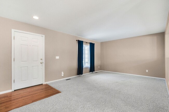 Building Photo - Spacious 4 bedroom located in Richards Lak...
