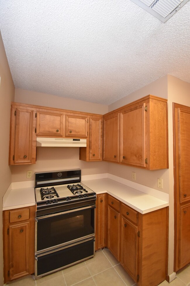 Building Photo - Centrally Located 2 Bedroom 2 Bath House