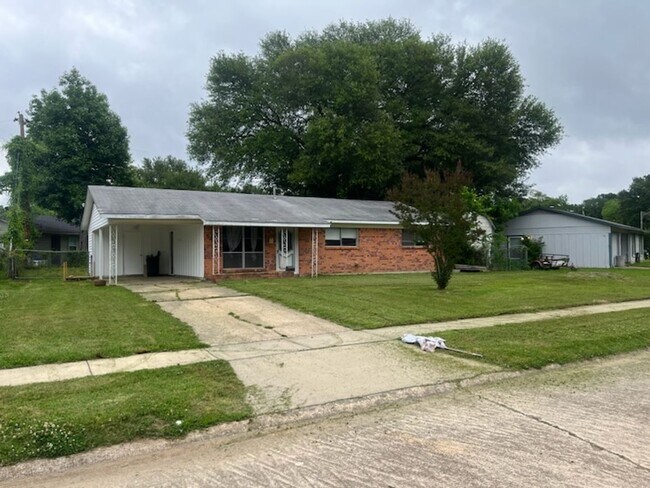 Building Photo - 3 bed, 1.5 bath!