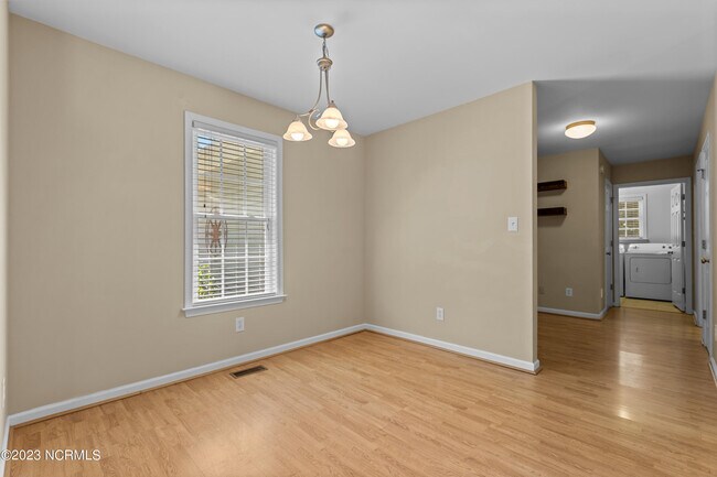 Foto del edificio - 100 Perry Ln