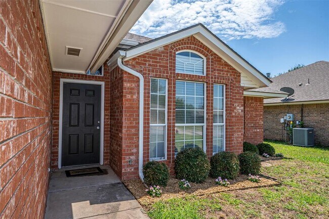 Building Photo - 1713 Sumac Dr