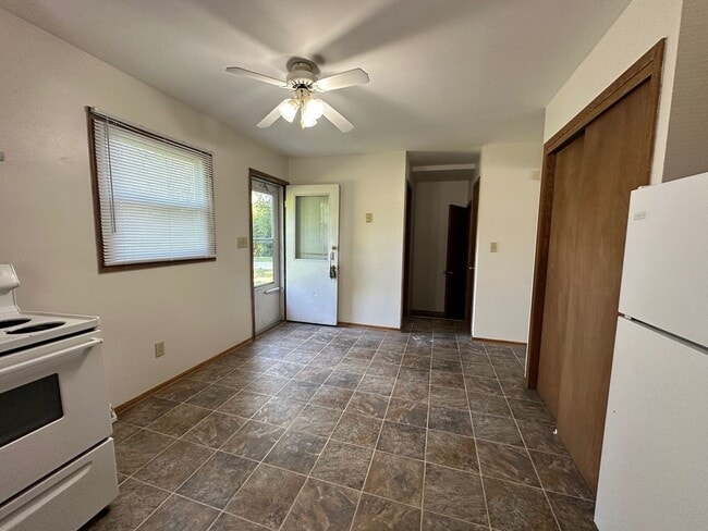 Building Photo - Spacious Townhouse in Greenfield!