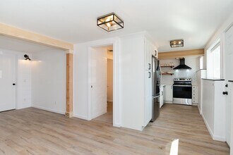 Building Photo - 822 6th Ave N