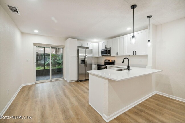 Building Photo - 2636 Sunnyside Dr