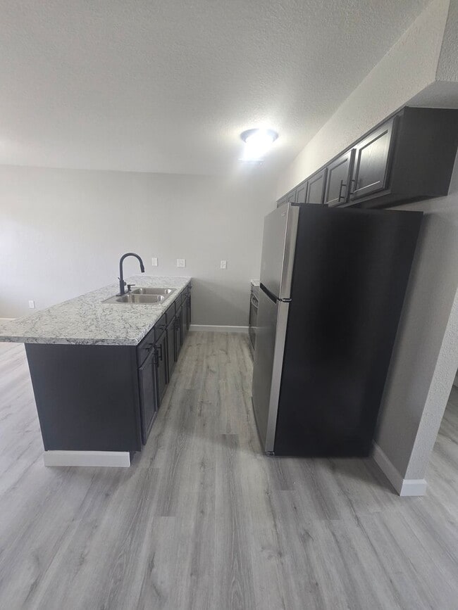 Building Photo - 2 Bedroom , 1 Bathroom Apartment!