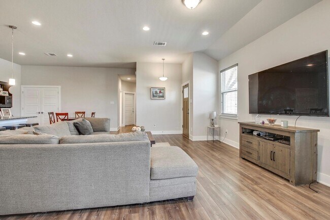 Building Photo - 501 Peace Dr