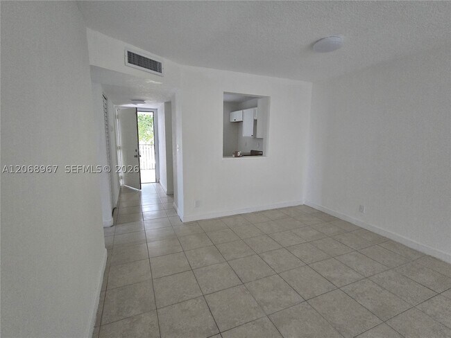 Foto del edificio - 8740 N Sherman Cir