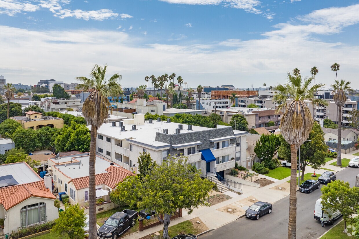 Foto principal - 9736 Charnock Ave