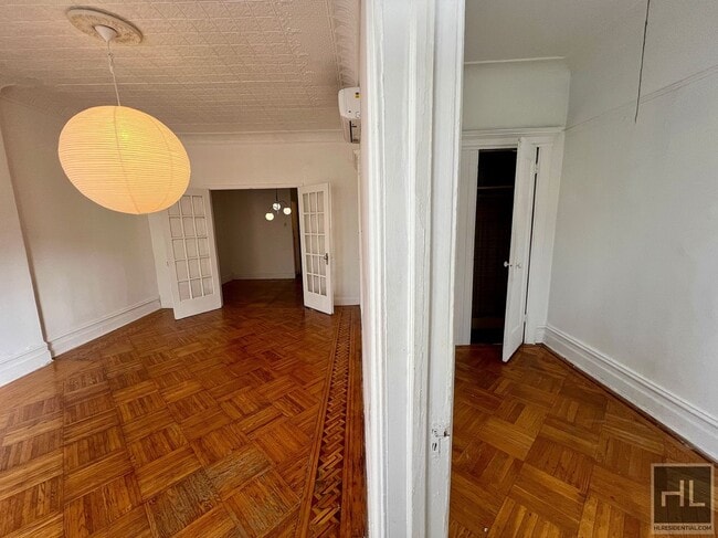Building Photo - 2.5BR 1BA Crown Heights Limestone Parlor L...