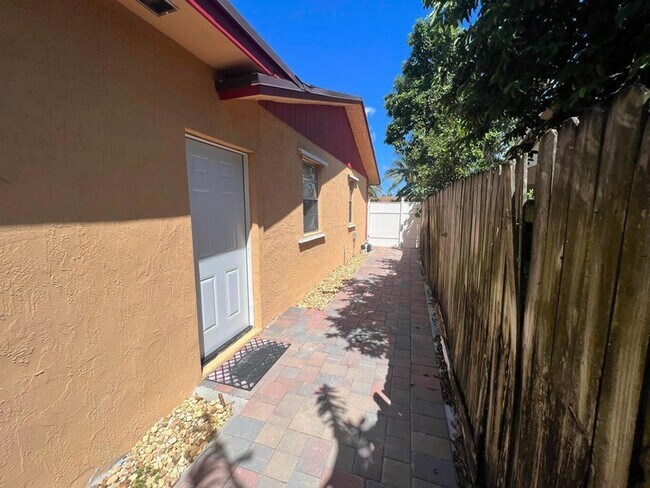 Foto del edificio - 2861 NE 5th Ct