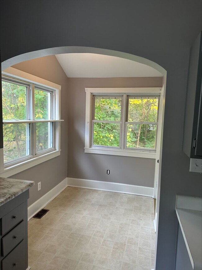 Foto del edificio - Two Bedroom House Blocks from Downtown Available Mid-June