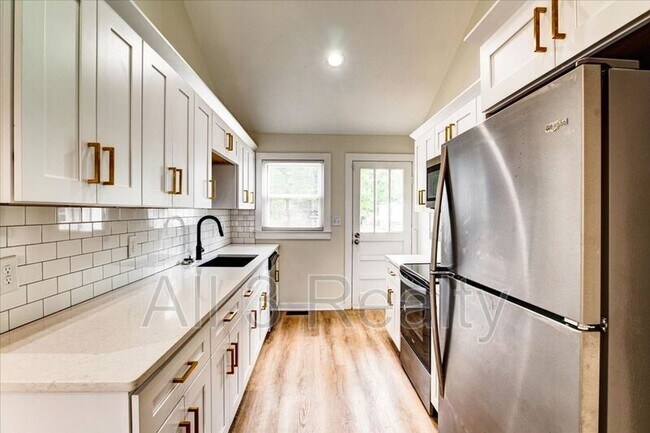 Building Photo - 210 Bryan St