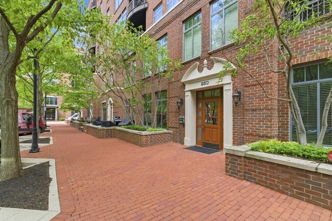 Building Photo - 250 Daniel Burnham Square