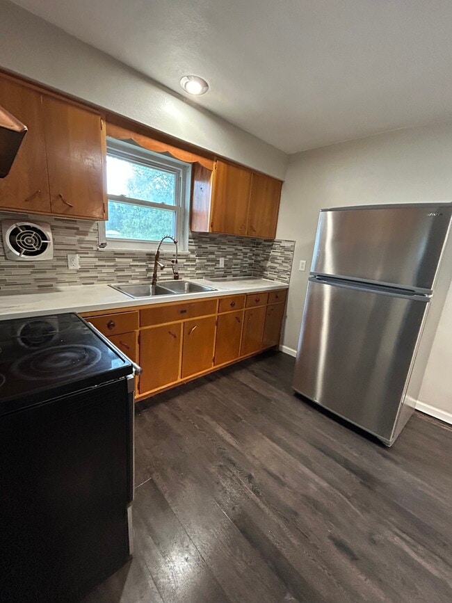 Epoxy countertop, industrial faucet, stainless appliances - 1909 Menard Dr