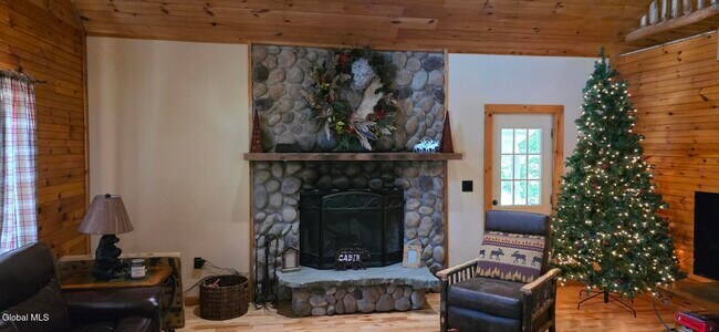 Foto del edificio - 9 Hemlock Dr