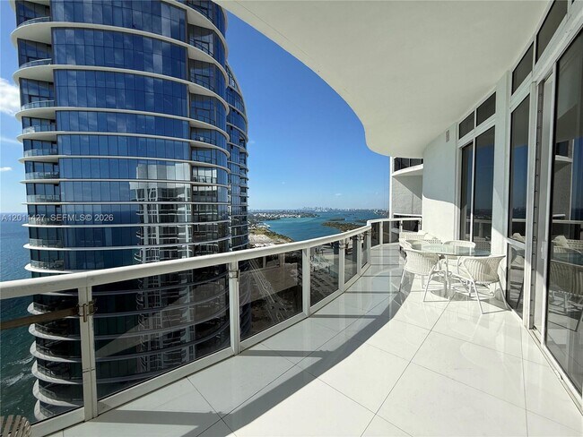 Foto del edificio - 15811 Collins Ave
