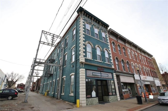 Building Photo - 616 Main St