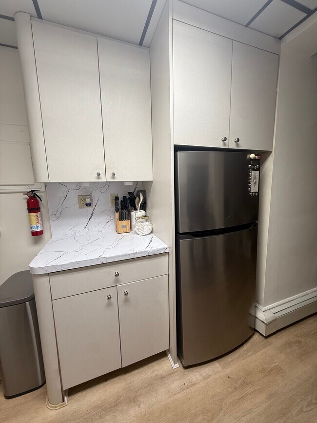 Vista de la cocina 2, gabinetes renovados. - 9 Green St