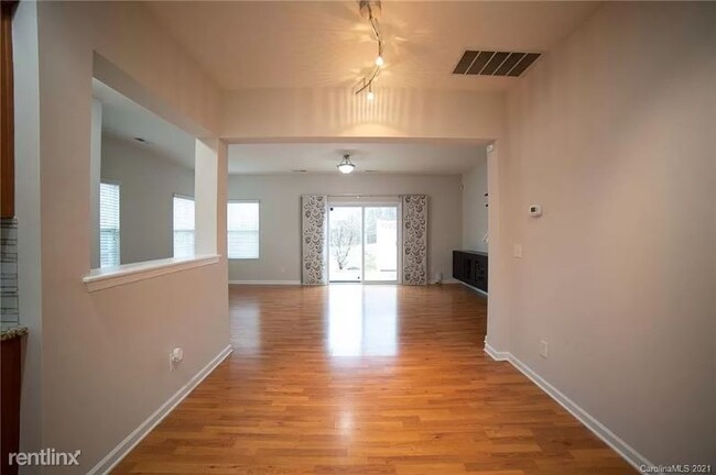 Building Photo - 3 br, 3 bath Townhome - 14322 Drake Watch Ln