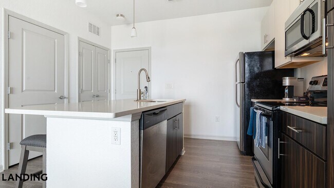 Foto del edificio - 9301 Summit Centre Way