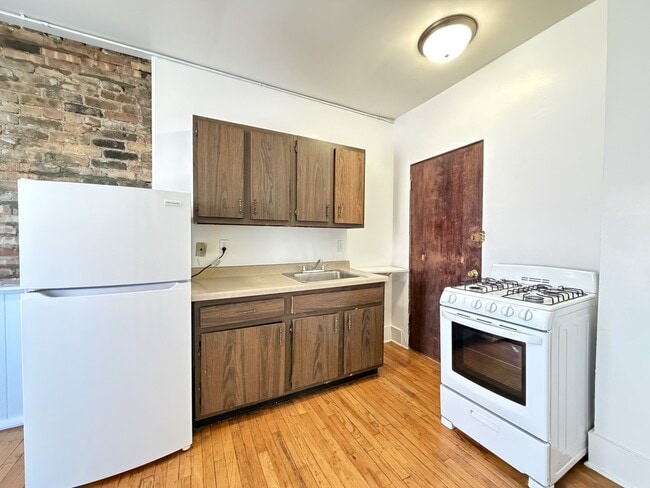 Building Photo - 934 W Cornelia Ave