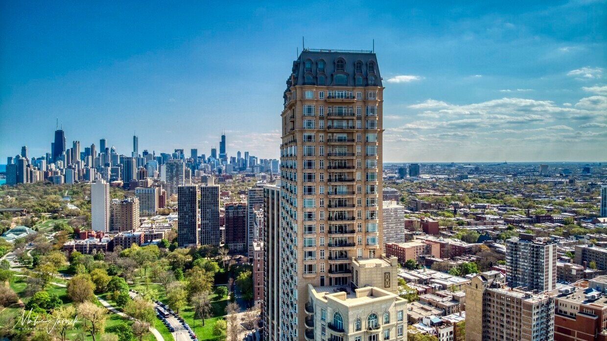 Foto principal - 2550 N Lakeview Ave