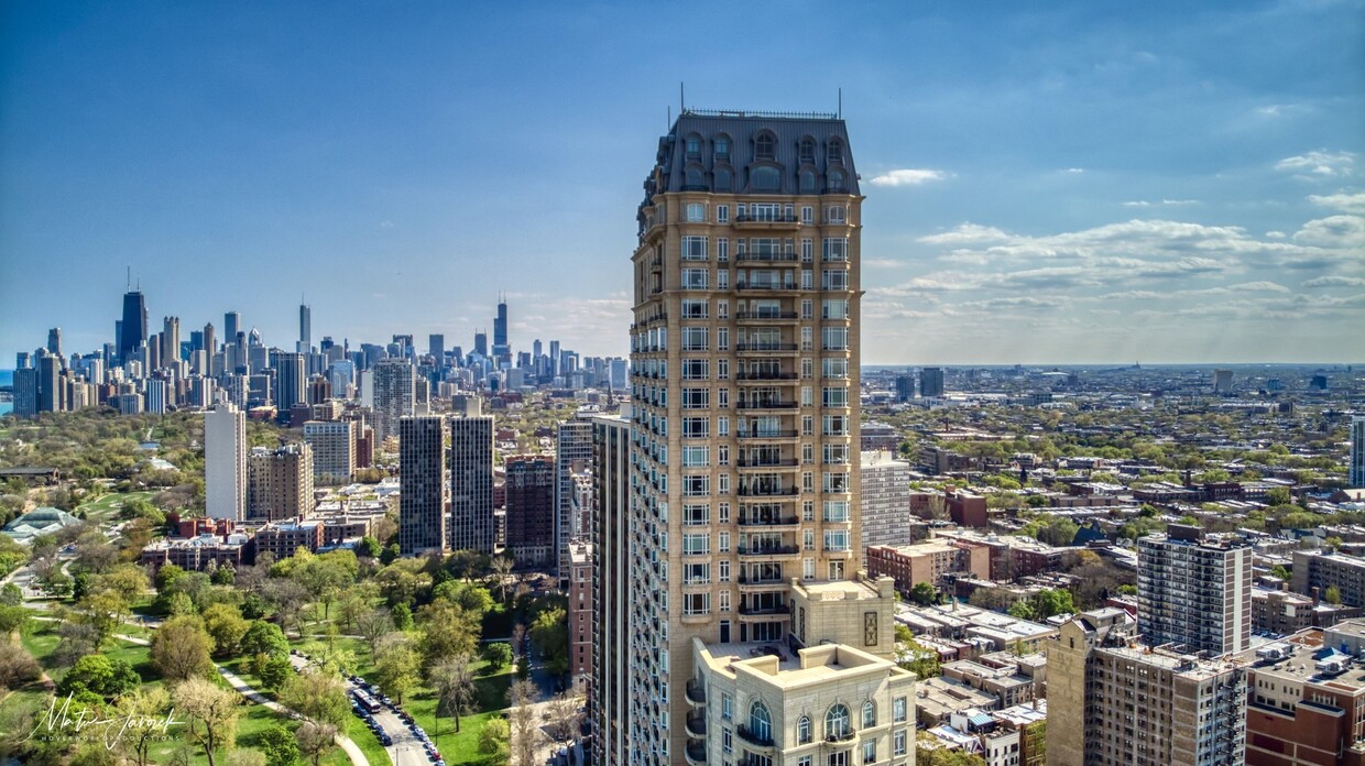 Primary Photo - 2550 N Lakeview Ave