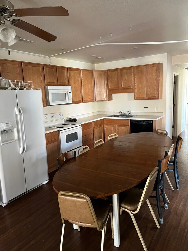 Segunda cocina completa - 619 N Pine St