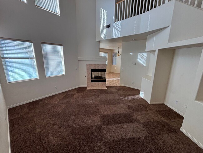 Foto del edificio - Gorgeous 3BED / 2.5 BATH home located in the gated community of Peccole Ranch!