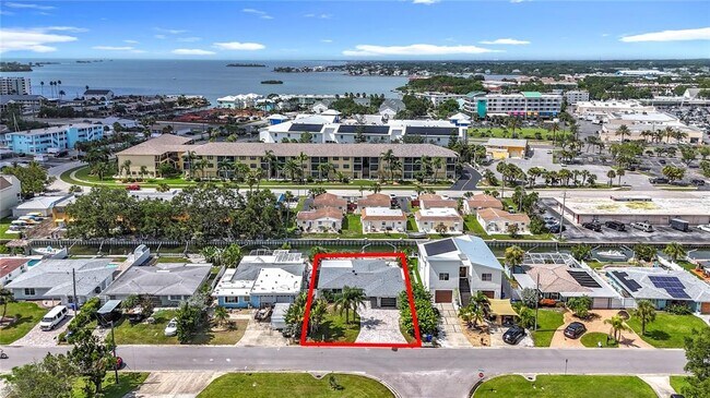 Foto del edificio - 572 Baywood Dr N