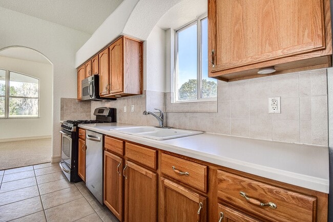 Building Photo - Beautiful 4/3/3 on a private 1 acre lot.