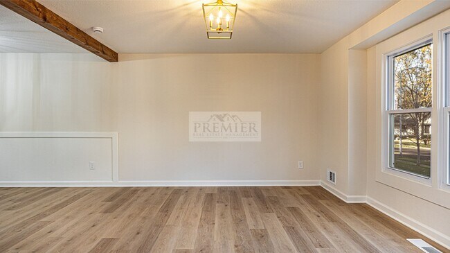 Foto del edificio - 9841 Melrose Dr