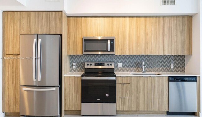 Foto del edificio - 2150 N Bayshore Dr